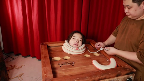 圈养前准备“想牢固地固定她的身体，各种道具尝试， 让她不能动， 还要保证安全。” 第11张