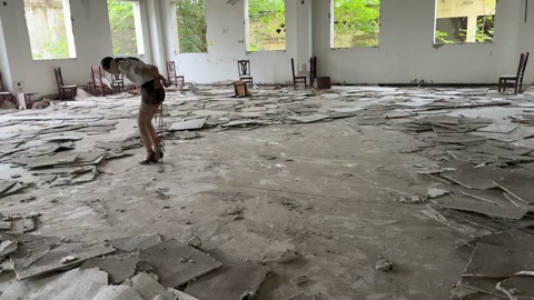 女j自救失败被抛尸荒野 第11张
