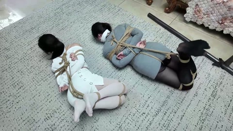 她们的故事 KB游戏 母女三争霸【黑白双丝】【丝足特写】【脱缚挣扎】【驷马竞速】 第11张