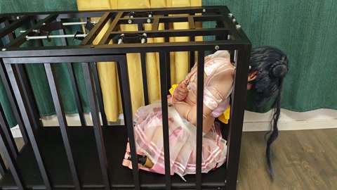 妃咲轮滑笼子木枷，更换粉色透明泳装，绳缚演示教程笼子固定 第11张