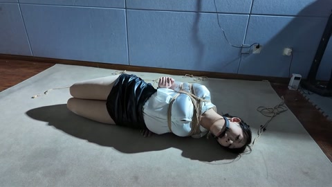 定拍白领魏灿驷马口球 魏灿先被日式、跪坐戴红色口球捆绑放置，双腿分别被折叠捆绑，累了后跪爬在地，鞋子... 第11张