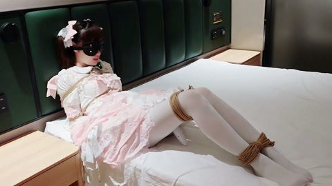 小云首次尝试lolita 站立挣扎+移动 床上被刺轮 第11张