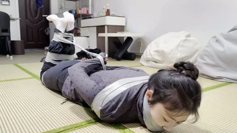 小樱白袜驷马胶带捆绑+严实的封嘴 第11张
