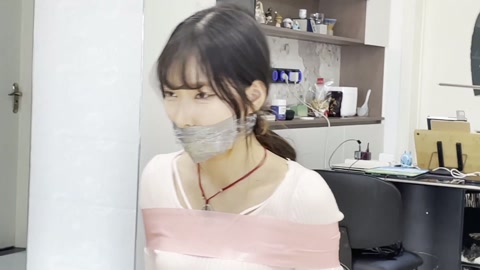 小羽日系清纯女生的胶带捆绑 第11张