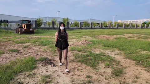 户外体验日式后高手 绑好以后，丝袜堵嘴 ，小怡在车后排 体验人群中路过 第11张