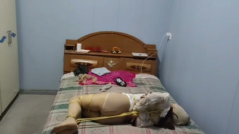 户外太吓人了  日式小高手加脚镣去户外，太吓人了，到处都是人，从天亮拍到天黑，脚镣进出电梯当啷当啷响... 第11张