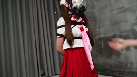新模特小月首次出镜 红色水手服 丝袜塞嘴 超多口水打湿胶带 双人游戏 防毒面具放置ZX 第11张