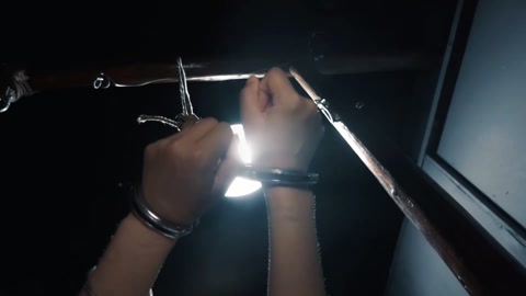 正邪囚局（上集） 两名女毒贩在野外交易时被埋伏的缉毒人 第11张