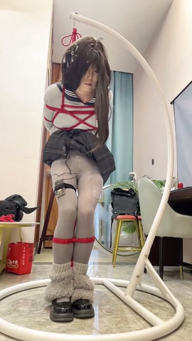 灰丝黑长直可爱学生装，强制罚站紧缚，同时被训练器和郊狼轮番轰炸 第11张