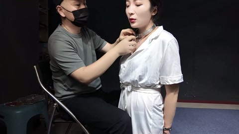 白衣小护士，白衣小护士被双手带拷吊起，脖子上带不锈钢项圈，紧紧的扣在地上，股绳高高勒紧吊起，脚腕绑好... 第11张