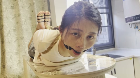 眼镜妹驷马放置  题材仍然是驷马，无剧情，主要是裸足驷马，绑的依然相当极限一些，然后脚上不断加绳，脚... 第11张