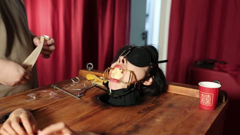 美女的嘴巴 “捕获一美女，关进木箱枷住脖子，露出头部，然后上道具 观赏。主要用了三种嘴巴刑具，强制喂... 第11张