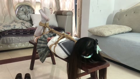 荷露 COS崩坏 流萤 误入活绳屋 自动紧缚绳陷阱抓住逃走再被抓回驷马绑凳子上危机四伏 第11张