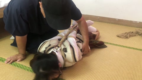 荷露超紧并肘直臂一根绳交叉腿驷马 挣脱测试 最后实在受不了一直求饶手都紫了 第11张