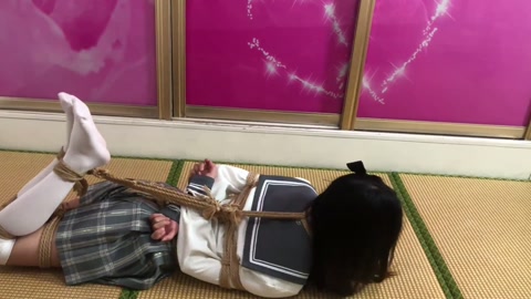 荷露COS崩坏 流萤 误入活绳屋（三）挣脱逃亡在柜子里被魔法缚紧 想嘴遁说服绑匪 却被骗再次驷马 第11张