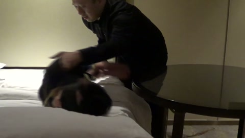 记一次酒店小品 昏暗的灯光下 黑色卫衣牛仔裤驷马裸足的女孩更让人垂涎欲滴【红豆】 第11张
