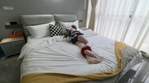 连体油光白丝JK双马尾，绳宠罐罐入体玩具放置挣扎，一边高C一边拼命挣扎，真空袋不留一丝空气，放任罐罐... 第11张