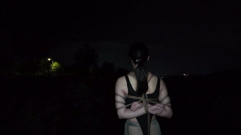 雨天户外全身捆绑去公园散步 第11张