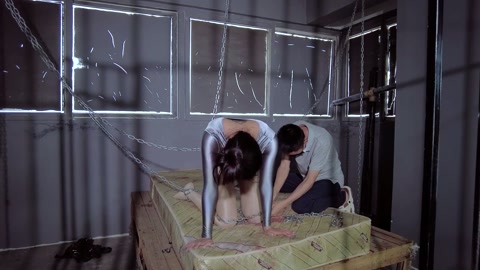 《卧底反转》女超人深入敌营被设陷阱抓获牢中铁链束缚能力被限只能任人羞辱折磨......谁知折磨他的人... 第12张
