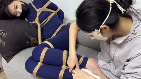 《独居少女》 妙龄少女安安深夜遭遇女劫匪绑架 多次尝试逃跑失败 被女劫匪全身紧缚肆意玩弄 第12张