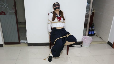 【荷仙素人实记】椅子缚捆绑玩素人女生4号 两种梆姿，水手服少女鞭打凌辱，语言羞辱，玩具挑逗，害怕的惊... 第12张