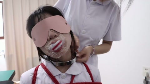 你再看看你后面呢（上）初雪X青蓝护士装互飚演技，倒霉卧底被美女雇佣兵桌下用脚玩弄 第12张