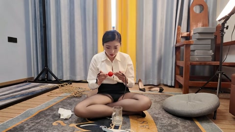 佳佳白衬衣捆绑，收集口水，带口罩，口水被存在口罩流不下来，取下口罩的一瞬间哗哗的，被要求闻口水，闻口... 第12张