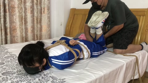 佳怡不遵守校规的下场 被教导主任驷马欺负之后不得不老老实实 第12张