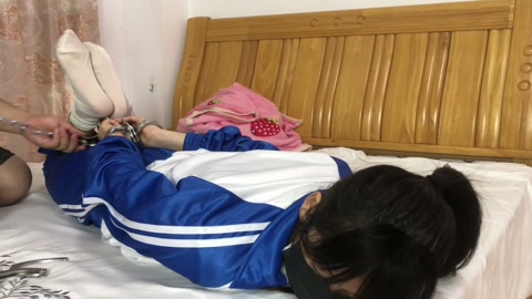 佳怡不遵守校规的惩罚 被教导主任把十几斤的十付镣铐全部铐在身上是什么感觉 第12张