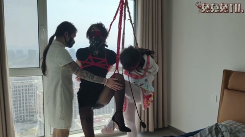 兔兔兔TU丶的约绳日记 18依旧是单腿吊缚两只可爱的小男娘 不同颜色的衣服 不同的堵嘴道具 一样的郊... 第12张
