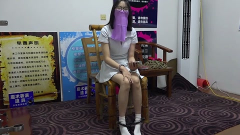 兰兰短裙白袜，连体手铐脚镣，简单剧情 第12张