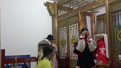 几个大学生古装断案抓捕审讯刑具，老虎凳挠痒痒，捆绑斩 第12张