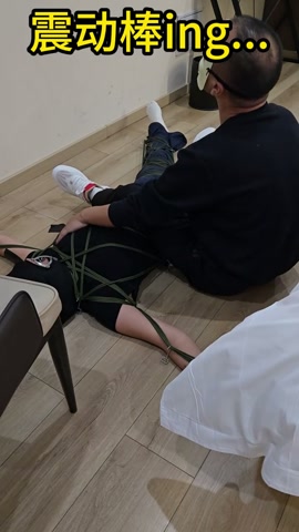 别人的女朋友M属性开发成功，越来越配合了，日常服装，白袜子，强力粘钩地板固定放置固定，口枷吐舌头，摸... 第12张