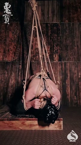 反攻 上个视频萱萱被黑桃搞得死去活来，这个视频萱萱反杀，叫了好几个帮手，吧黑桃k9绑起来后进行各种折... 第12张