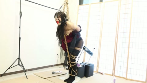 后庭炮机调教男娘，被以一种极其难受得姿势紧缚捆绑站在原地，后面被炮击反复抽插，马具口塞和鼻钩强制让小... 第12张