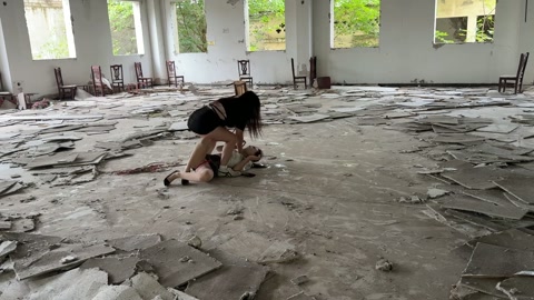 女j自救失败被抛尸荒野 第12张