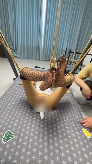 娇小柔弱女大跪吊TJ玩弄 口塞原味棉袜+震动B+手持阳具强高GC+TK+Sp 第12张