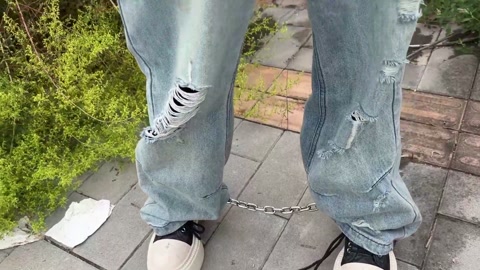 小姑娘户外玩耍全是人 第12张