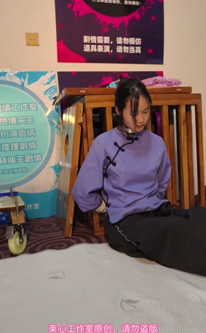 小月五四装，脖手脚连铐，喂鱼，家居简单生活剧情 第12张