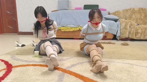小蛇茜茜互相捂嘴，最后双双被绑带口球 第12张