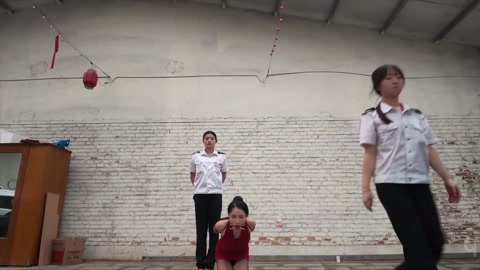 恶魔的毁灭（下集） 本剧由知名模特雅熙首次合作拍摄，陈红被二次抓捕，为了惩罚对她更加严厉铐上了，后手... 第12张