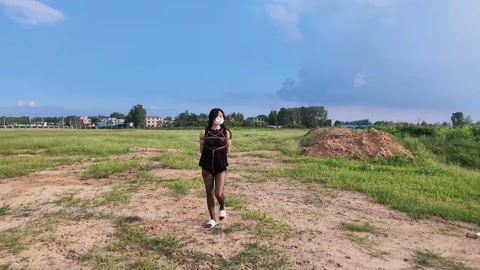 户外体验日式后高手 绑好以后，丝袜堵嘴 ，小怡在车后排 体验人群中路过 第12张