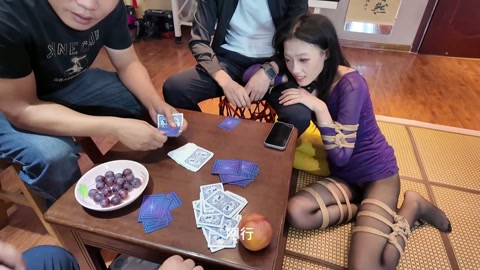打牌 模特灿灿，陈依依，捆绑状态之下对三位打牌者进行服务，端水果，充当凳子，当然还免不了参与牌局胜负... 第12张