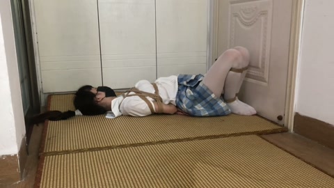琳媚 女贼也有被缚时 入室被主家反制驷马绑着爬到门边也无法开门 第12张