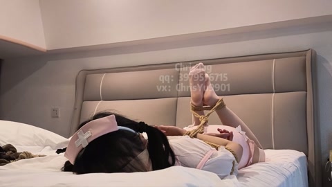 白丝护士妹妹遭入室绑架 丝袜塞嘴蒙嘴蒙眼捆绑驷马挣扎 第12张