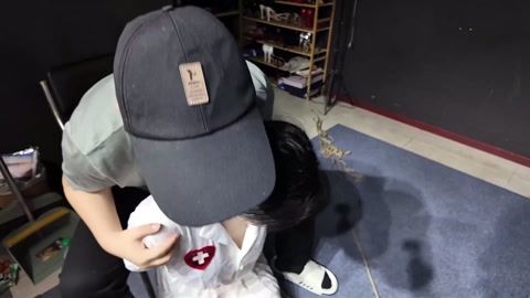 白衣小护士，白衣小护士被双手带拷吊起，脖子上带不锈钢项圈，紧紧的扣在地上，股绳高高勒紧吊起，脚腕绑好... 第12张