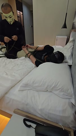 直臂驷马，袜子塞嘴，胶带紧紧缠绕，一点也说不出话 ，蒙眼感官封闭，敏感度增加，长时间放置+挑逗，发不... 第12张
