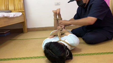 红豆好利来制服 肉丝直臂驷马挣扎 带着口球还扭来扭曲挺可爱的 第12张