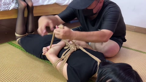 红豆黑丝女孩 绑起来罚跪 挣扎 驷马之后让她爬行做任务 第12张
