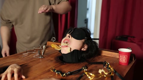 美女的嘴巴 “捕获一美女，关进木箱枷住脖子，露出头部，然后上道具 观赏。主要用了三种嘴巴刑具，强制喂... 第12张